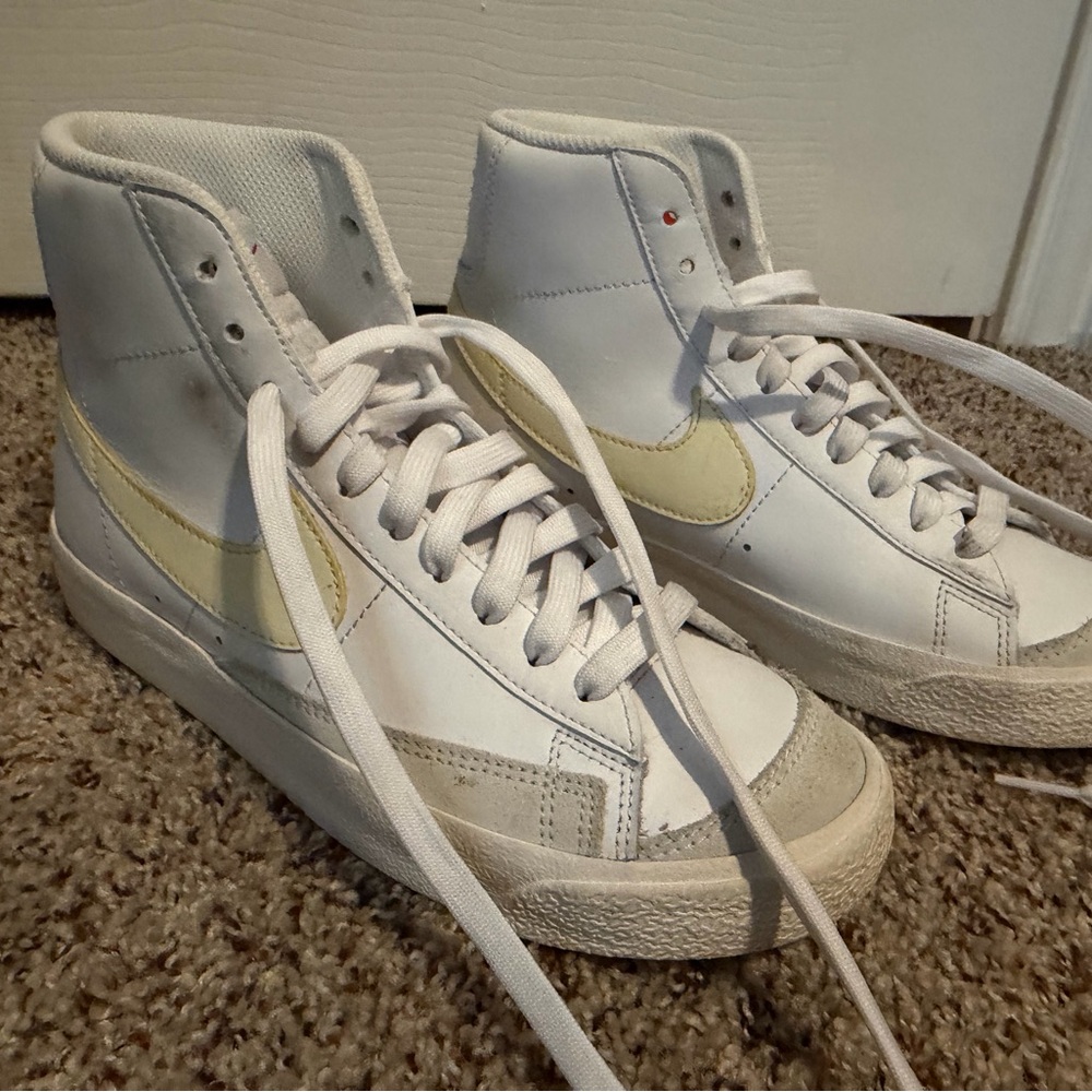 Nike Kids High-Top Shoes - White and Cream